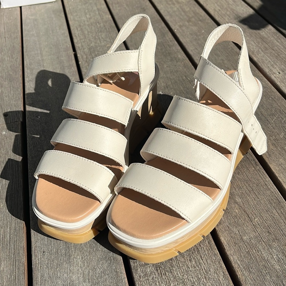 Like New! Sz. 8 Sorel White Platform Sandals